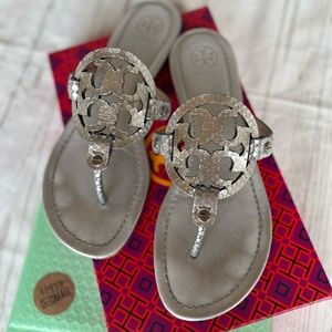 Tory Burch | Miller metallic glossy snake print in silver size 9.5 EUC